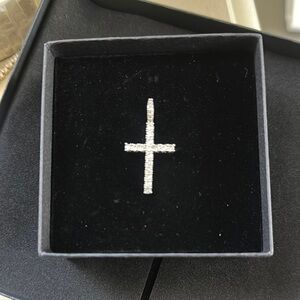 Brand new Elegant Silver Cross Pendant Necklace